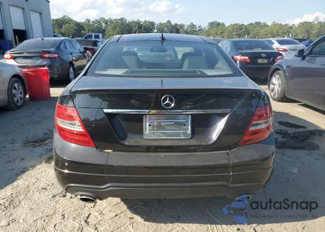 2013 Mercedes-Benz C 350 z USA, uszkodzony, nr VIN WDDGJ5HB6DF943999